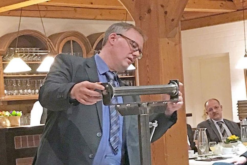 Jan Bluhm, Prüfungsvorsitzender und Fachlehrer, zeigte anhand eines Gesellenstücks – eines Rollenblocks –, wie die Prüfung ablief und worauf bei der Ausführung Wert gelegt wurde.