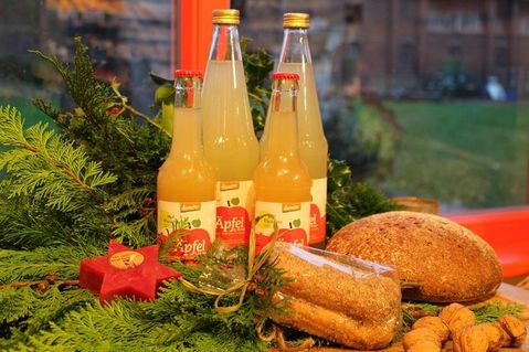 Den Apfelsaft gibt es nun erstmalig auch in Glasflaschen zu kaufen.
