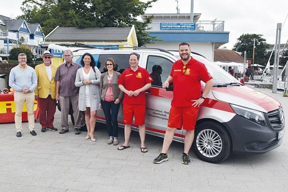 Die Bürgermeister Sven Partheil-Böhnke (Timmendorfer Strand, von links), Heinz-Klaus Drews (Stellvertreter in Ratekau), Udo Gosch (Sierksdorf) und Bettina Schäfer (Scharbeutz) und Tanja Schridde (Regionalmanagerin der Aktivregion) freuen sich mit Christian Buhk und Christoph Niemann von der DLRG über das Elektro-Einsatzfahrzeug.