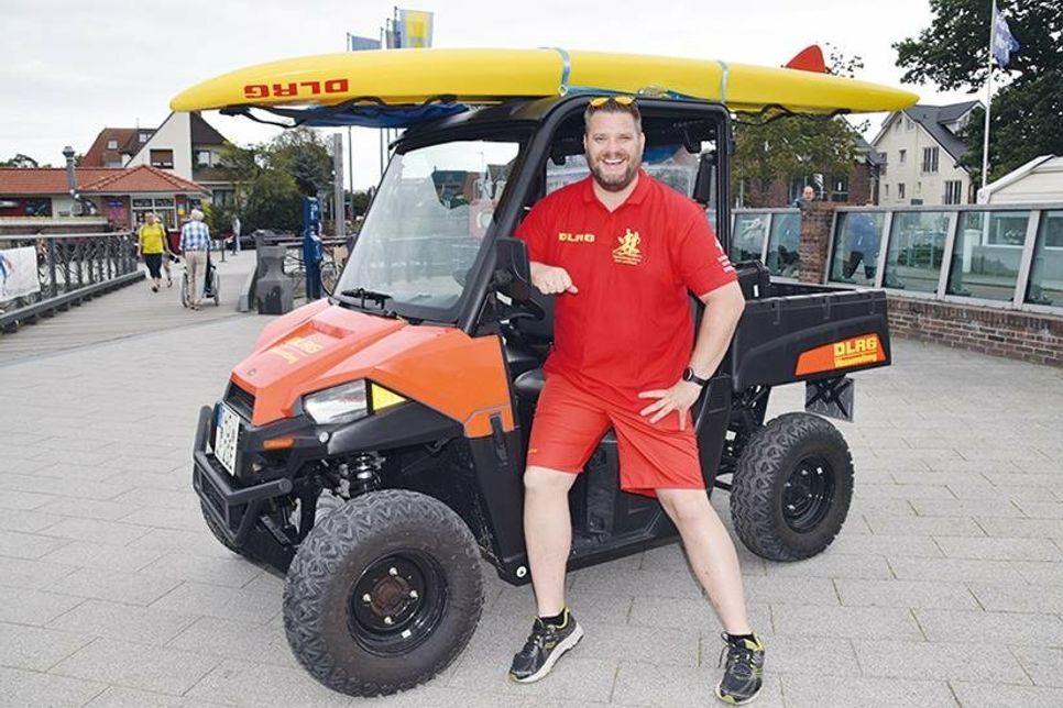 Ortsvereinsvorsitzender Christoph Niemann von der DLRG Haffkrug-Scharbeutz e.V. mit einem elektrobetriebenen „Strandbuggy“, die bereits seit 2017 auf den Stränden in der Lübecker Bucht im Einsatz sind.