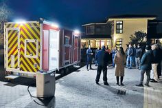 deconta-Bereichsleiter Klaus Albert stellte im November den Feuerwehr-Hygieneanhänger interessierten Ausschussmitgliedern, Feuerwehrvertretern und Ordnungsamtsmitarbeitern vor.