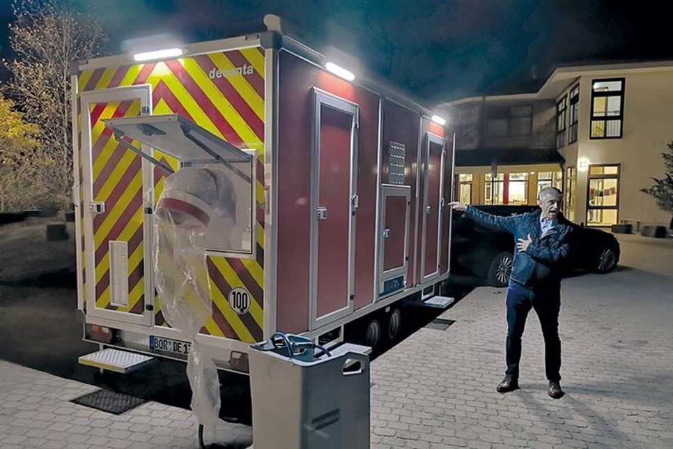 deconta-Bereichsleiter Klaus Albert stellte im November den Feuerwehr-Hygieneanhänger interessierten Ausschussmitgliedern, Feuerwehrvertretern und Ordnungsamtsmitarbeitern vor.
