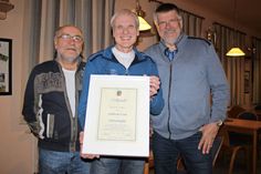 1. Vorsitzender TSV Lensahn Wolfgang Prehn mit Andreas Laue und dem 2. Vorsitzenden Henning Steffen (v. lks.).