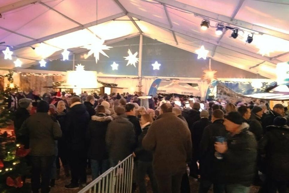 Gut besucht: die After-Work-Partys im weihnachtlich geschmückten Zelt.