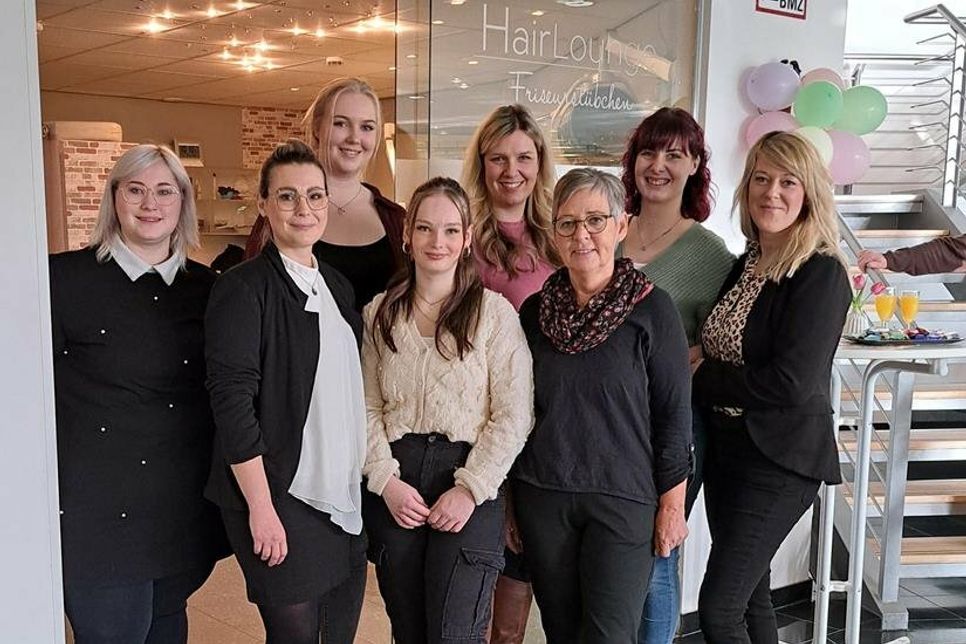 Seit einem Jahr ist Ann-Kathrin Brückel (hinten Mi.) mit ihrem jungen Team auch im Alloheim vor Ort, um die Bewohnerinnen und Bewohner nach ihren Wünschen zu stylen.