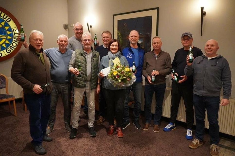 Besondere Ehrung: 10 Jahre Männersportgruppe „ÄroBiggs“ mit Übungsleiterin Katrin Lange (Mi.).