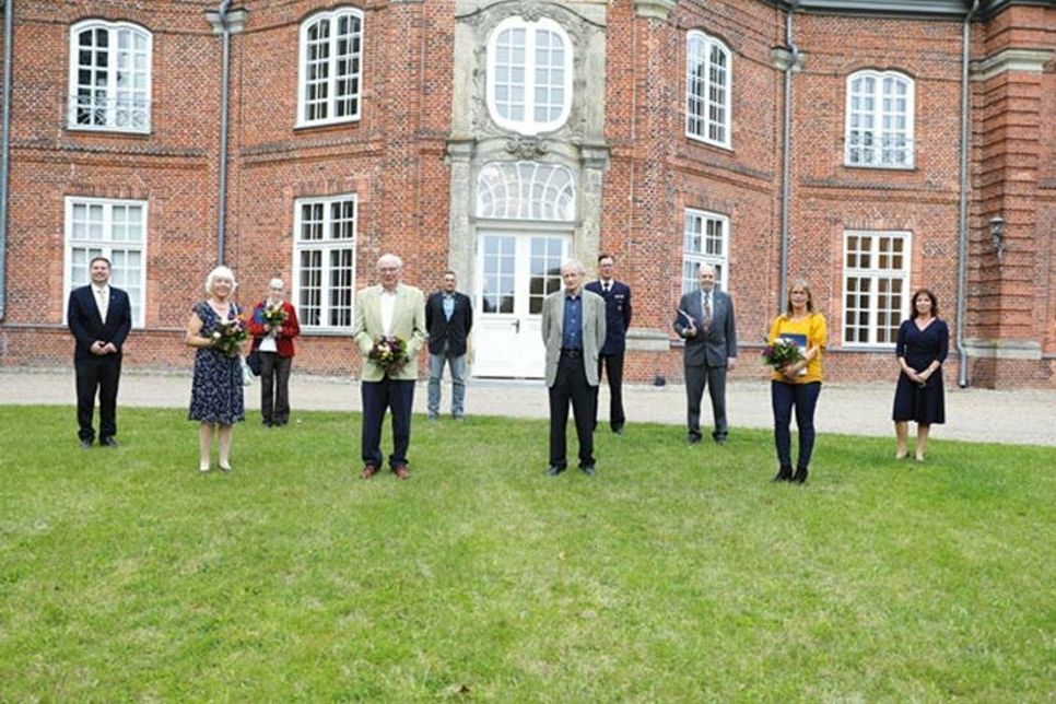 Kreispräsident Stefan Leyk, die geehrten Ehrenamtler:innen Elisabeth Steenbock, Dorothee Albrecht, Peter Stoltenberg, Dirk Rüder, Dr. Hermann Marquort, Andreas Mösch, Peter Pauselius, Ann-Katrin Kapries und Landrätin Stephanie Ladwig (von links).