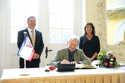Er war einer von acht Ehrenamtlichen, deren unermüdlicher Einsatz am vergangenen Montag mit einer Auszeichnung ins Licht gerückt wurde: Dr. Hermann Marquort aus Heikendorf bekam die Ehrennadel des Kreises Plön für sein ehrenamtliches Engagement im Künstlermuseum Heikendorf und durfte sich unter den Augen von Landrätin Stephanie Ladwig und Kreispräsident Stefan Leyk  in das Buch des Ehrenamtes eintragen.