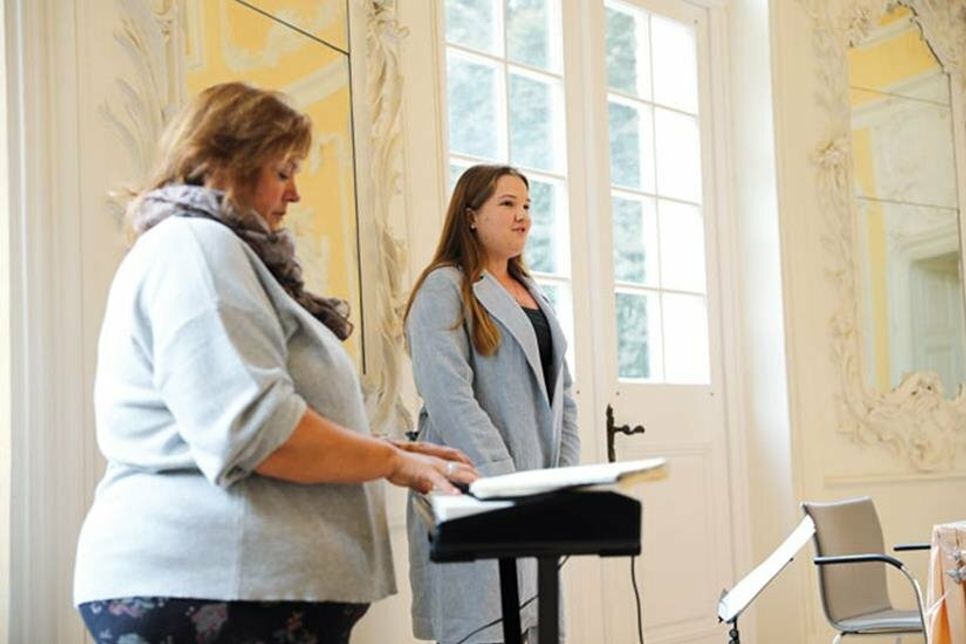 Für die musikalische Begleitung der Veranstaltung sorgte Nicoline Uebel von der Kreimusikschule Plön (Keyboard) gemeinsam mit ihrer Schülerin Jule Wrobel (Gesang).