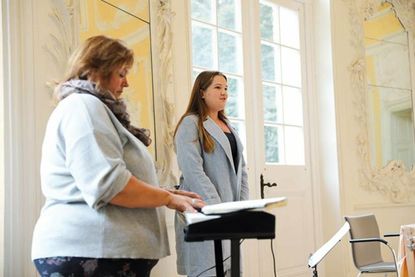 Für die musikalische Begleitung der Veranstaltung sorgte Nicoline Uebel von der Kreimusikschule Plön (Keyboard) gemeinsam mit ihrer Schülerin Jule Wrobel (Gesang).