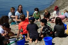 Svenja Beilfuß beim Ostseeprogramm mit einer vom Meer faszinierten Grundschulklasse am Strand vor dem BUND-Umwelthaus Neustadt. (Foto: Andreas Schmidt)