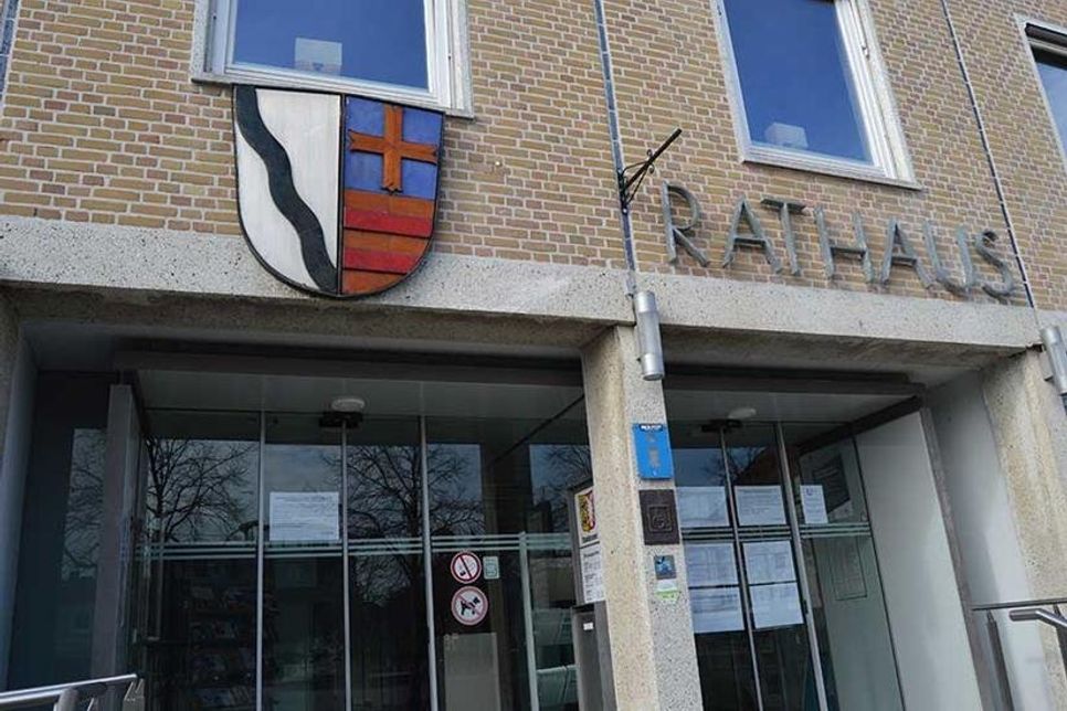 Auch im Bad Schwartauer Rathaus gibt es derzeit Einschränkungen. Ein Zettel an der Eingangstür weist darauf hin.