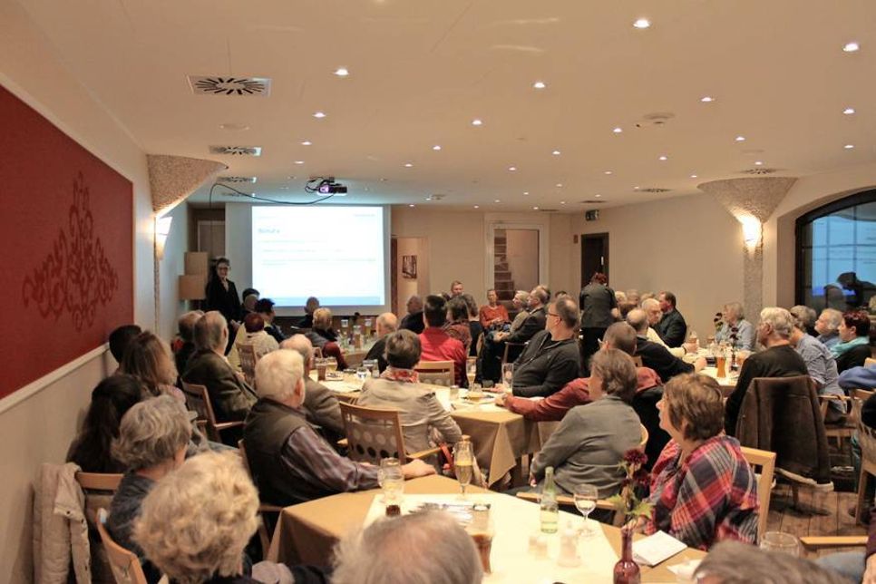 Anwältin Friederike Wachs (hi. lks.) präsentierte Wissenswertes unter anderem zu den Themen Miet- und Nachbarschaftsrecht.