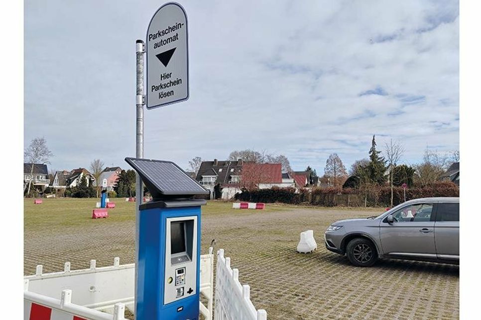 Ab sofort muss für das Parken auf den Großparkplätzen am Parkschein­automat gezahlt werden, ob mit Geldkarte, Handy oder Münzen.