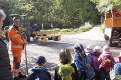Mit Hilfe des Bauhofs wurden die neuen Holzbänke an ihre Standorte im Waldstück Packan gebracht.