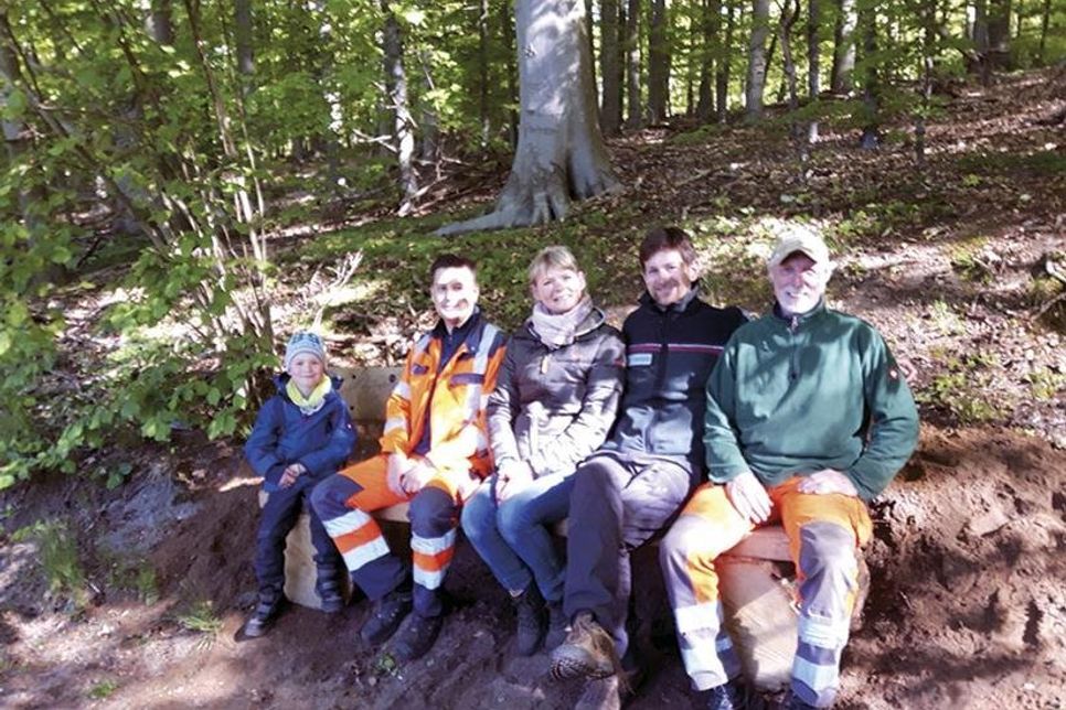 Nach getaner Arbeit hieß es für Jan Feddern, Catja Carneim-Schumacher, Jörn Siemens und Stefan Fick erst einmal Probesitzen. (Fotos: privat/hfr)