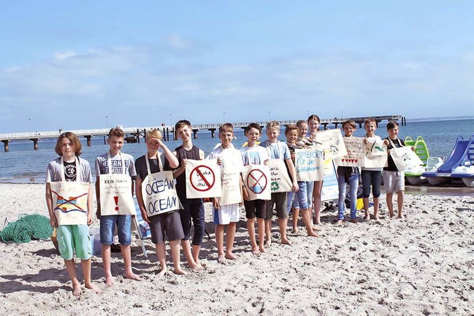 Die Schüler der 6c gestalteten Baumwolltragetaschen mit Wünschen für den Schutz von Meeresschildkröten. Am Strand vor dem SEA LIFE präsentierten sie beim Auftakt der Aktion „Cross the Oceans for the Oceans“ ihre Kunstwerke, die dann direkt verkauft wurden.