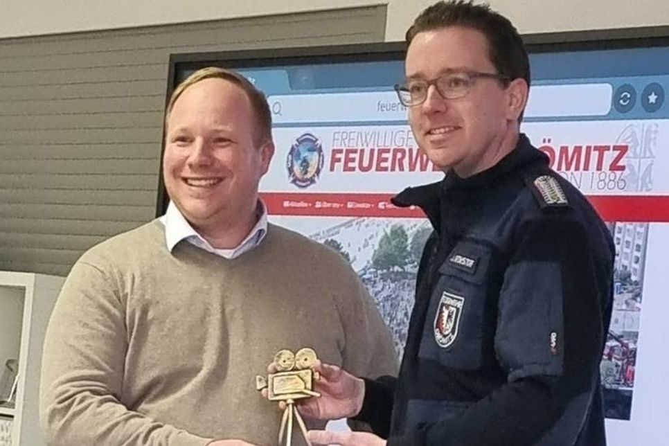 Leif Brünslow (lks.), Leiter Marketing Feuerwehr und Behörden, überreichte den Siegerpokal an Wehrführer Jacob Revenstorf.