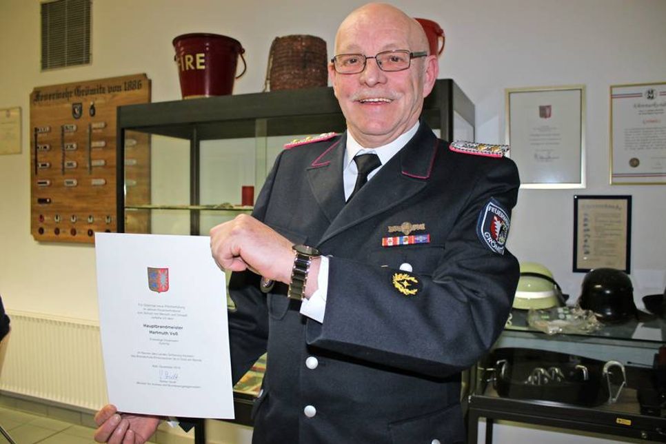 Für 50 Jahre aktive Dienstzeit nahm Hartmuth Voß das Brandschutz-Ehrenzeichen am Bande in Gold in Empfang.