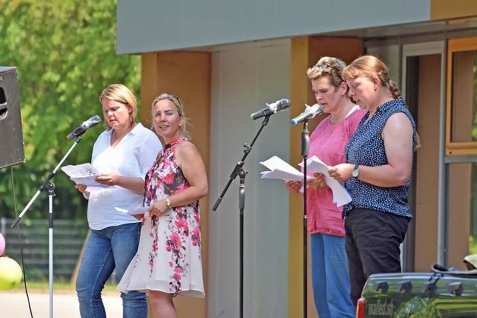 Fröhliche Lieder zum Start in die Sommerferien: alle Erzieher beteiligten sich an dem halbstündigen Programm.