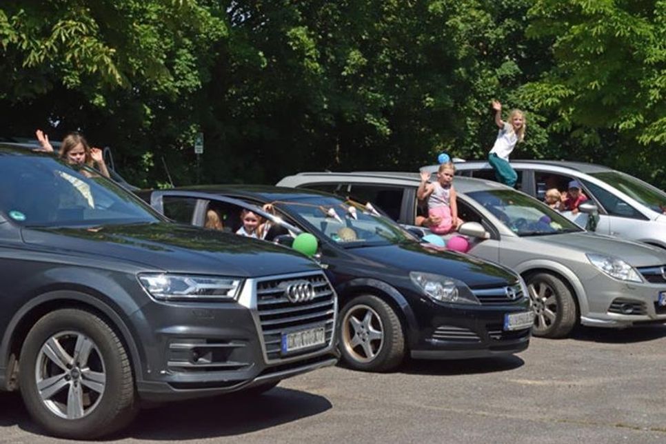 Vom Auto aus nahmen die künftigen ABC-Schützen und ihre Familien an der Abschiedsfeier teil, die mit einem hupenden Konvoi beendet wurde.