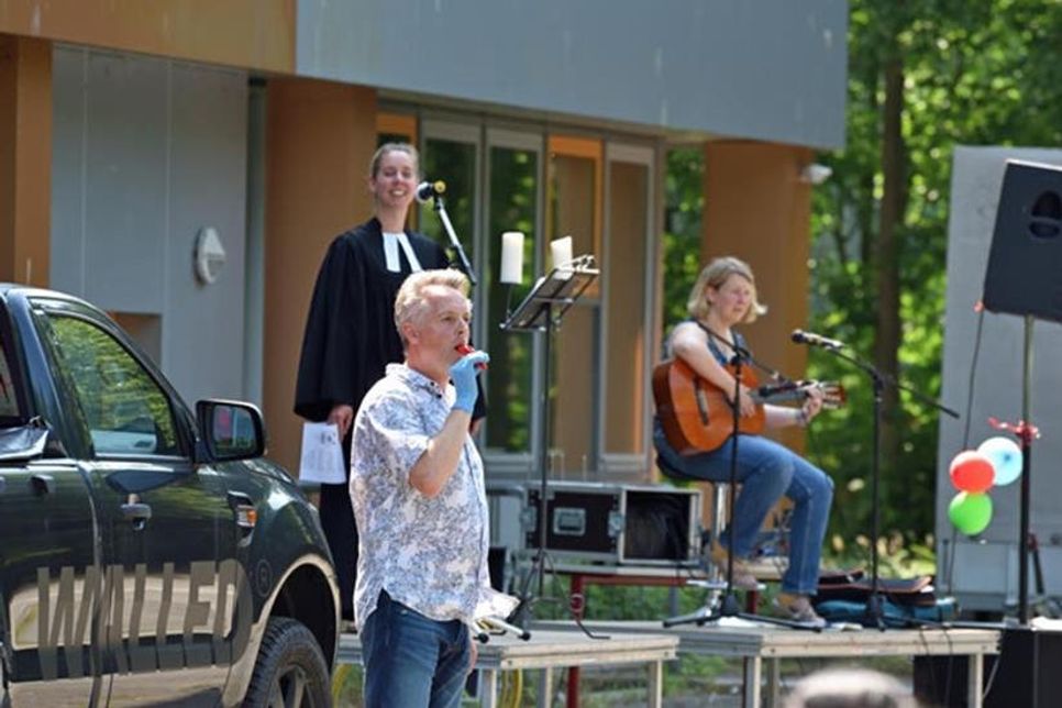 Schlussakkord für die Kindergartenzeit: Erzieher Christoph Kohrt (dahinter Pastorin Janina Lubek) initiierte für die nächsten Schulkinder aus dem Kindergarten Regenbogenhaus eine „Drive-in“-Aktion zum Abschied.