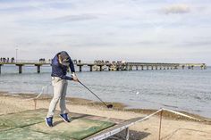„Vom Strand auf die Insel“: An dieser Station muss mit einem „Fischfutterball“ ein Schlauchboot auf dem Wasser getroffen werden.