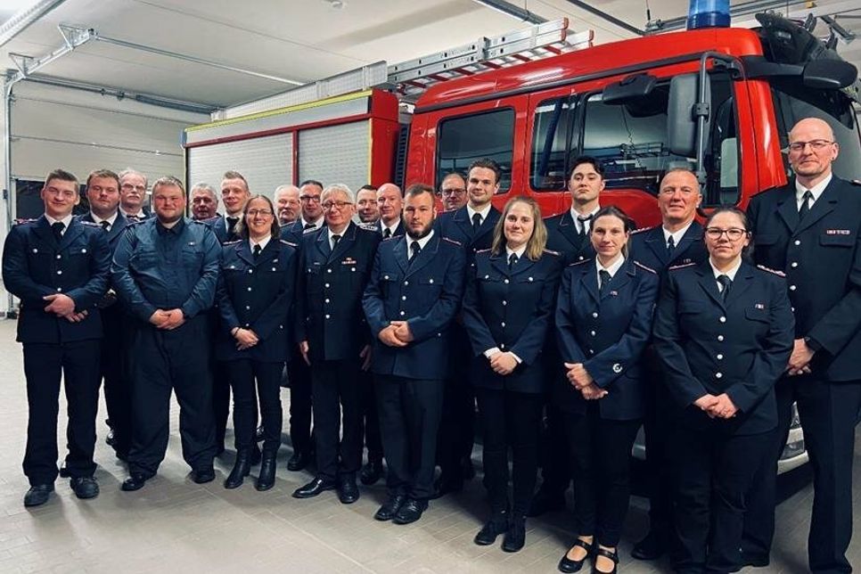 Thomas Meder, Florian Bebensee, Bernd Buhrmann, Jan-Christoph Evers, Jürgen Knoop, Thore Riepe, Carina Bibow, Dr. Götz Schwarz, Patrick Kirsch, Martin Witt, Marcel Flindt, Sven Tank, Justin Schmehl, Roman Stender, Anton Mueller, Carolin Hammerich, Till Wernecke, Jessica Stender, Heiko Hammerich, Katharina Jennifer Viergutz und Arne Landschoof (v. lks.).