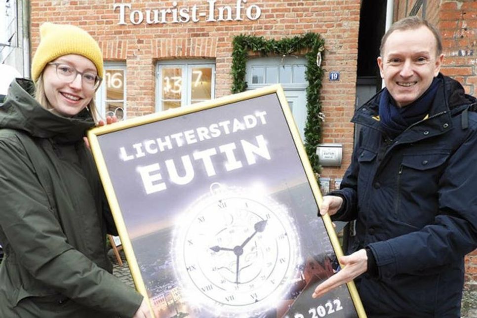 Was kommt eigentlich nach Weihnachten und dem Jahreswechsel? „Die Lichterstadt Eutin“, kündigen Michael Keller und Ilka Kleene an. Der Name ist geläufig, ab 2022 aber sollen die Eutiner*innen und ihre Gäste damit etwas wirklich Neues verbinden: 50 Lichtobjekte von der Blumengröße bis zur imposanten XXL-Taschenuhr werden Glanz in den Februar bringen.