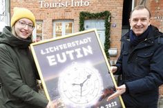 Was kommt eigentlich nach Weihnachten und dem Jahreswechsel? „Die Lichterstadt Eutin“, kündigen Michael Keller und Ilka Kleene an. Der Name ist geläufig, ab 2022 aber sollen die Eutiner*innen und ihre Gäste damit etwas wirklich Neues verbinden: 50 Lichtobjekte von der Blumengröße bis zur imposanten XXL-Taschenuhr werden Glanz in den Februar bringen.