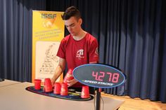 Felix Zarbock türmte seine Cups flink und konzentriert auf.