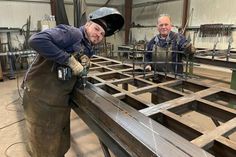 Mitarbeiter Ulf Bergmann und Andrej Schollenberger bei der Fertigung.