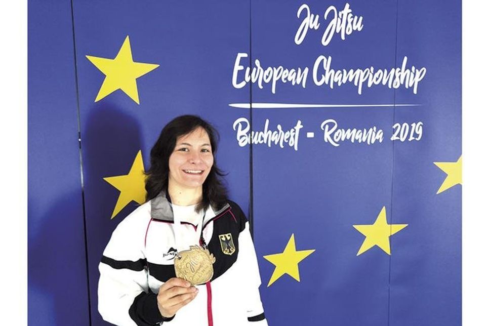 Das Trophäensammeln geht weiter: Stolz hält Jenny Grudnio ihre Bronzemedaille in die Kamera. (Foto: hfr)