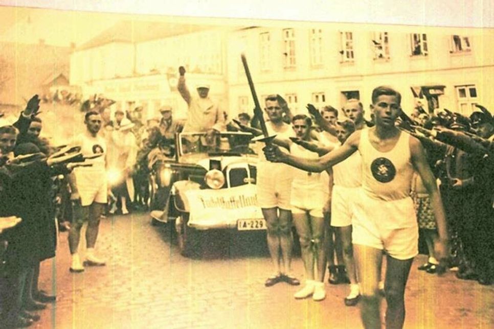 …und auf der Suche nach Menschen, die ihm etwas über dieses Foto erzählen können.