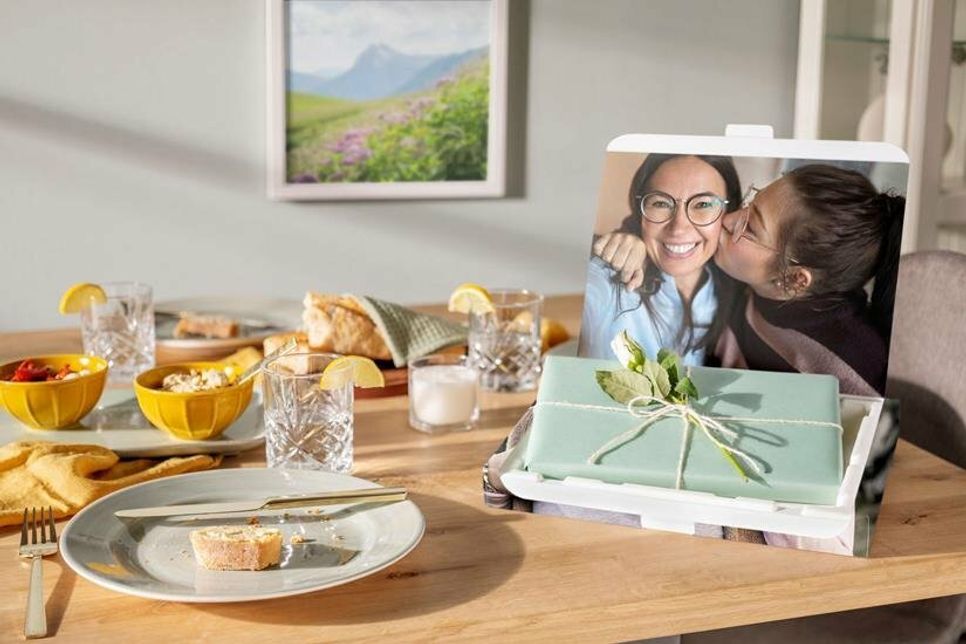 Mama ist einfach die Beste. Originelle Fotogeschenke sorgen am Muttertag für kleine Glücksmomente. (Foto: djd/www.cewe.de)