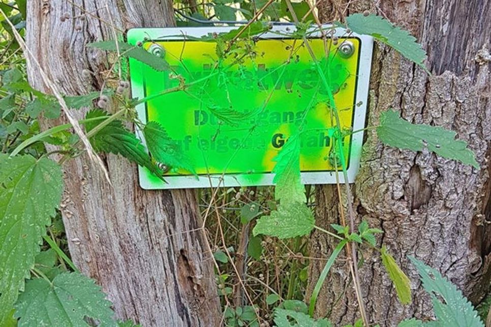 Sinnloser Vandalismus: Die Schilder sind mit grüner Farbe beschmiert.