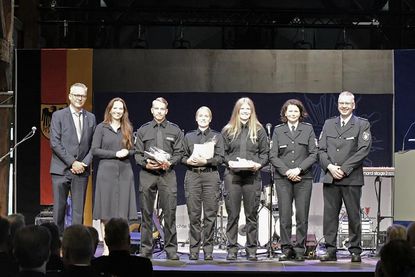 Innenstaatssekretärin Magdalena Finke (2. v. l.) gratulierte im Beisein von Axel Behrends (Innenministerium l.), Dr. Maren Freyher (2. v. r.) und Arne Dunka (r.) den drei Jahrgangsbesten Kea Marei Cardel, Sandra Scheel und Lasse Schumacher (v. r. n. l.)