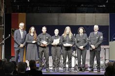 Innenstaatssekretärin Magdalena Finke (2. v. l.) gratulierte im Beisein von Axel Behrends (Innenministerium l.), Dr. Maren Freyher (2. v. r.) und Arne Dunka (r.) den drei Jahrgangsbesten Kea Marei Cardel, Sandra Scheel und Lasse Schumacher (v. r. n. l.)