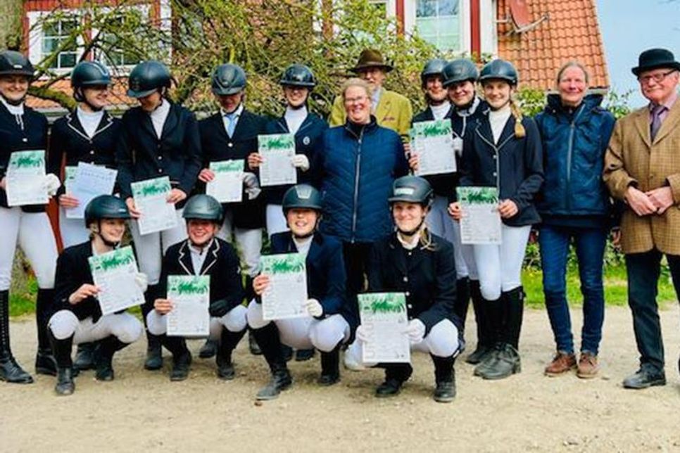 Lehrgangsteilnehmer mit den Ausbilderinnen Sarah Höß und Heide Heidbüchel und der Prüfungskommission Richter Burkhardt Rogge und Richter Rolf-Heinrich Haar.