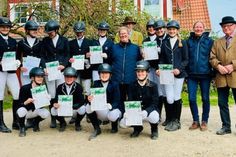 Lehrgangsteilnehmer mit den Ausbilderinnen Sarah Höß und Heide Heidbüchel und der  Prüfungskommission Richter Burkhardt Rogge und Richter Rolf-Heinrich Haar.