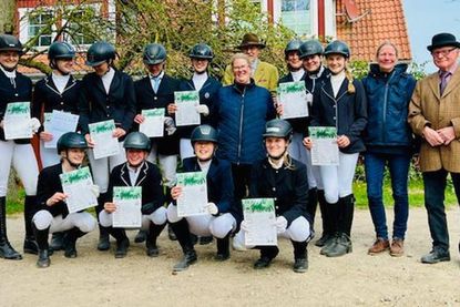 Lehrgangsteilnehmer mit den Ausbilderinnen Sarah Höß und Heide Heidbüchel und der  Prüfungskommission Richter Burkhardt Rogge und Richter Rolf-Heinrich Haar.