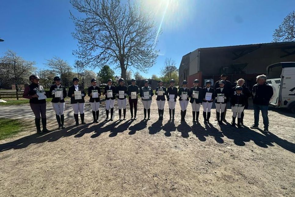 Lehrgangsteilnehmer mit den Ausbilderinnen Höß und Heidbüchel und der Prüfungskommission Richter Burkhardt Rogge und Richter Klaus Tietjen.