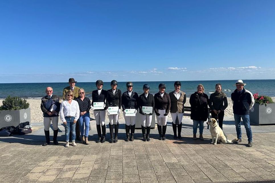 Lehrgangsteilnehmer Trainer B und C und Gesundheit Sport mit dem Pferd mit dem Lehrgangsleiter Rolf-Heinrich Haar und den Assistenztrainerinnen Höß und Heidbüchel und der Prüfungskommission  Vorsitzende Richterin Claudia Eiser FN, Richter Burkhardt Rogge PSH,  Richter Klaus Tietjen PSH und Prüferin DOSB Physiotherapeutin Michaela Becker.