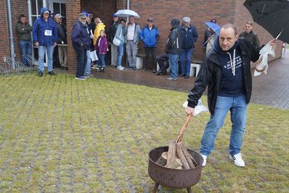 Bürgermeister Michael Leja entzündete das „olympische Feuer“ und gab damit den offiziellen Startschuss für die Premiere der Oldtimer-Trecker-Olympiade in Beschendorf.