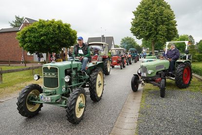 Mit ihren liebevoll gepflegten Oldtimer-Treckern traten die Teilnehmer bei der Olympiade in verschiedenen Geschicklichkeits-Disziplinen gegeneinander an.