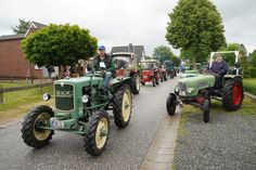 Mit ihren liebevoll gepflegten Oldtimer-Treckern traten die Teilnehmer bei der Olympiade in verschiedenen Geschicklichkeits-Disziplinen gegeneinander an.