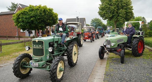 Mit ihren liebevoll gepflegten Oldtimer-Treckern traten die Teilnehmer bei der Olympiade in verschiedenen Geschicklichkeits-Disziplinen gegeneinander an.