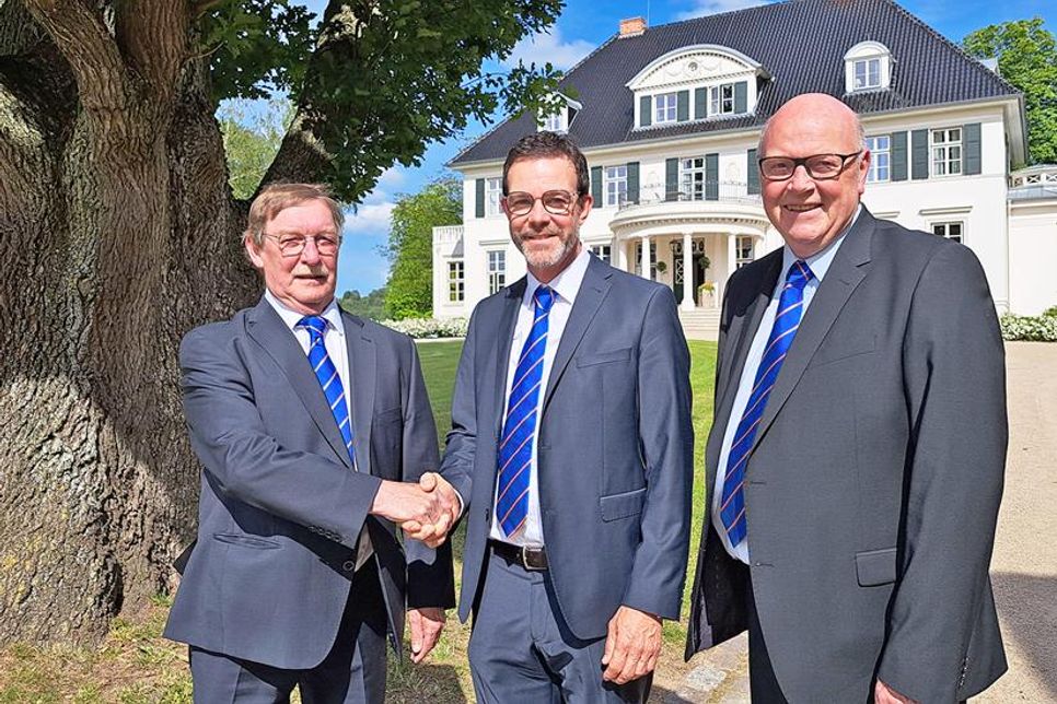 Aufsichtsratschef Rolf Matzanke (rechts) begrüßte Gunnar Schröder als Nachfolger von Aufsichtsratsmitglied Helge Tesnau (links).