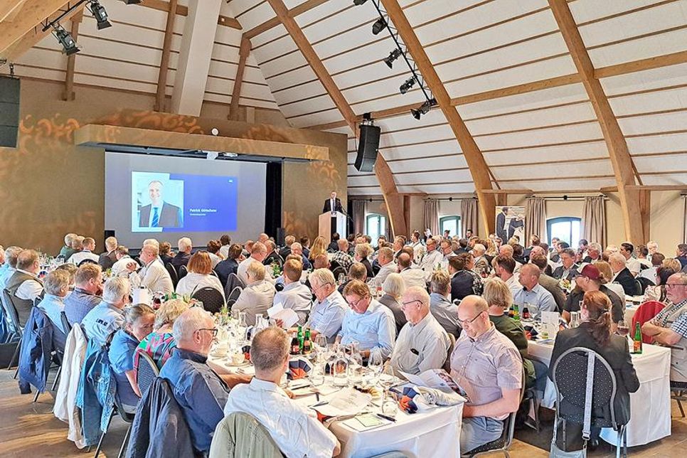 Rund 160 Gäste kamen am Donnerstag zur 47. ordentlichen Vertreterversammlung der Volksbank Eutin auf den Immenhof.
