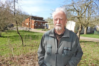 Auf den ersten Blick mag dieses Foto wenig spektakulär erscheinen. Wer aber weiß, dass es weder das Eutiner Tierheim (im Hintergrund rechts) noch das Erna-Erlebnishaus (links) gäbe, wenn Dr. Werner Sach dafür nicht mit schier unerschöpflicher Kraft, Beharrlichkeit und Überzeugung gekämpft und angepackt hätte, versteht die Perspektive. Aus der Verantwortung für das Tierheim hat er sich bereits vor einigen Jahren zurückgezogen, seit der Jahreshauptversammlung am 31. März ist er nun nicht mehr der Vorsitzende des Vereins Erlebnis Natur (Erna): „Erna ist angetreten, um den Kontakt zur Natur wiederzubeleben“, sagt er.